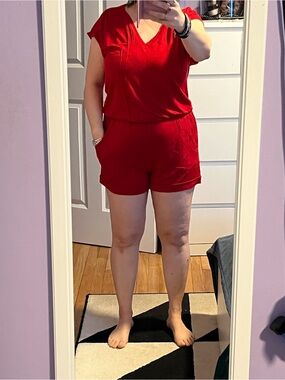 Casual Red Short-Sleeve Romper with Elastic Waist
